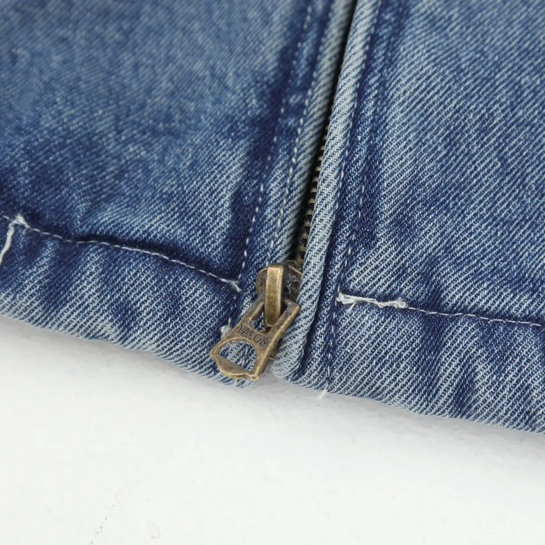 P350 #R17 Ralph Lauren unisex denim jacket with zipper and small label. The classic jacket style, neat lines outline a generous outline, and the short and slim design can quietly lengthen the leg lines visually, instantly achieving the stunning effect of making you taller and slimmer, helping you easily create enviable long legs. The practical pockets on both sides of the front body can not only store mobile phones and keys easily, but also cleverly add a bit of casualness to the overall shape, perfectly blending fashion and practicality. Moreover, the fabric has been specially treated to be soft and wear-resistant, and the comfort level is straight forward. In terms of matching, you can wear it as you like. Pair it with a simple white T-shirt, straight jeans and sneakers on the lower body. It is easy to control the looseness when going out on the street every day. If you wear it with leather boots and a floral skirt, you can create a romantic feeling of western style. I really love it, so it’s not a waste to buy it! Color: Washed Blue Size: S-XL S: Bust 118 Length 70 Sleeve Length 68 Shoulder Width 50 M: Bust 122 Length 72 Sleeve Length 69 Shoulder Width 51 L: Bust 126 Length 74 Sleeve Length 70 Shoulder Width 52 XL: Bust 130 Length 76 Sleeve Length 71 Shoulder Width 53